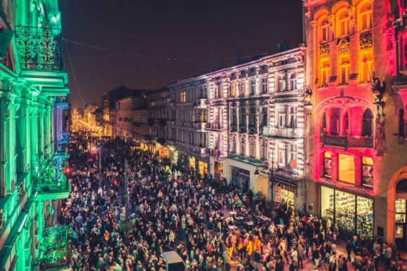 Awangarda w świetlnej odsłonie BIZNES, Kultura - Jeden z najbardziej lubianych i popularnych festiwali rozpocznie się już 29 września. Light Move Festival każdego roku odkrywa piękno XIX-wiecznych zabytków. W tym roku festiwal światła będzie działał pod hasłem ?No limits ? szlakiem awangardy?.