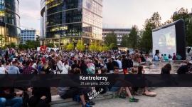 Kino Letnie na placu Europejskim: ?Kontrolerzy? Film, LIFESTYLE - Już 31 sierpnia o godzinie 20:00 pod Warsaw Spire rozpocznie się kolejny seans z cyklu ?Kino Letnie na placu Europejskim?. Tym razem czwartkowy wieczór uprzyjemni znana węgierska produkcja pt. ?Kontrolerzy?. Na pokaz zaprasza organizator wydarzenia, Ghelamco Poland.