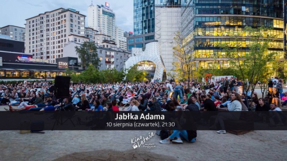 Kino Letnie na placu Europejskim: ?Jabłka Adama? Film, LIFESTYLE - Najciekawsze europejskie produkcje ostatnich lat znowu zagoszczą na placu pod Warsaw Spire. Ghelamco Poland wraz z partnerami wydarzenia: firmą Samsung i radiem Chillizet zaprasza wszystkich mieszkańców Warszawy na kino pod chmurką.
