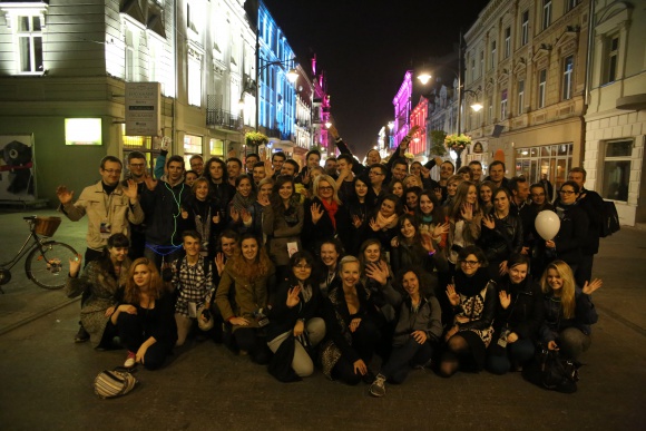 Light.Move.Festival. ? wolontariusze poszukiwani BIZNES, Kultura - Fundacja Lux Pro Monumentis, organizator Light. Move. Festival. ogłasza nabór na wolontariat przy tegorocznej edycji festiwalu światła. W tym roku LMF startuje już 29 września.