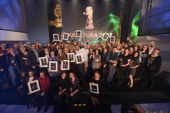 Nagrody Kreatura 2017 wręczone! BIZNES, Media i PR - 23 listopada 2017 roku odbyła się uroczysta gala wręczenia nagród w Konkursie Niezależnej Kreacji Kreatura 2017. Jury przyznało 17 nagród głównych i 38 wyróżnień dla najlepszych projektów reklamowych w Polsce.