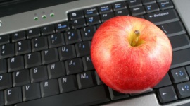 Owoce w biurze ? zadbaj o siebie w nowym roku BIZNES, Media i PR - Okres między świętami a Sylwestrem to czas, w którym większość z nas przestaje liczyć kalorie i cieszy się smakiem potraw, często ciężkich i niezdrowych. Po nowym roku warto więc zadbać o swoją dietę oraz odpowiednią ilość ruchu, zarówno w domu, jak i w pracy.