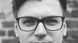Zmiany w algorytmie Facebooka ? jak sobie z nimi radzić? BIZNES, Media i PR - W ciągu kilku ostatnich miesięcy Facebook dokonał transformacji. Jedną z nich jest zmiana algorytmu odpowiedzialnego za wyświetlane w News Feedzie treści. Marki będą musiały zmienić strategię reklamową, aby zwiększyć zasięg organiczny i wywołać zaangażowanie użytkowników.