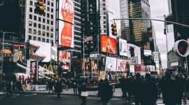 Potencjał reklamy DOOH i jej wpływ na odbiorcę BIZNES, Media i PR - Digital Out-of-Home jest szybko rozwijającym się medium, czego dowodem są stale wzrastające wydatki firm. Statystyki pokazują, że DOOH jest coraz chętniej wybierane przez reklamodawców.