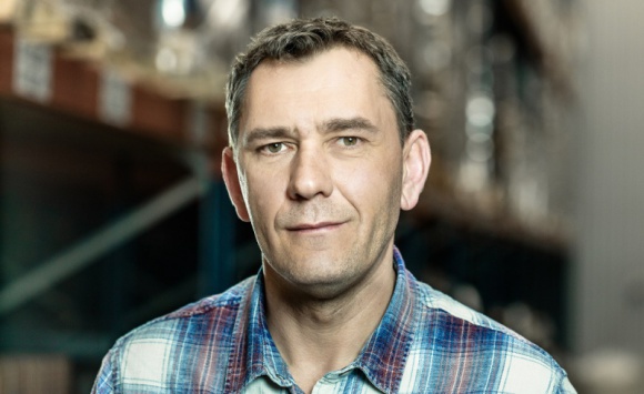 GTV rozpoczyna współpracę z Darkiem ?Stolarzem? BIZNES, Media i PR - Firma GTV podpisała kontrakt z Darkiem Wardziakiem. W ramach współpracy powstanie seria filmików instruktażowych z wykorzystaniem produktów GTV, a sam Darek ?Stolarz? pojawi się na eventach u dystrybutorów.