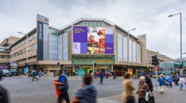 Biznesy, które najchętniej korzystają z cyfrowej reklamy DOOH BIZNES, Media i PR - DOOH to innowacyjne medium, pozwalające na dotarcie do odbiorców w ciekawy i oryginalny sposób poza ich miejscem zamieszkania. Ma przed sobą bardzo dobrą perspektywę rozwoju, a to za sprawą ciekawych możliwości, z których chętnie korzystają reklamodawcy w swoich kampaniach.