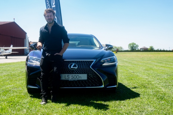 Andrzej Piaseczny wybrał nowego Lexusa LS 500 Gwiazdy, LIFESTYLE - W garażu Andrzeja Piasecznego stanął nowy Lexus LS 500 z silnikiem V6 o mocy 417 KM. Piosenkarz wybrał najnowszą limuzynę marki ze względu na przyjemność z jazdy i komfort podróży.