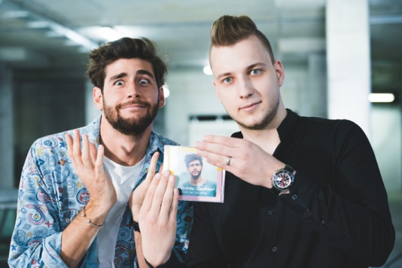 Polski magik Y zaszokował Alvaro Solera Gwiazdy, LIFESTYLE - Alvaro Soler niedawno odwiedził Polskę w związku z promocją swojego nowego hitu ?La Cintura?. Podczas wizyty muzyk spotkał się z Y ? youtuberem i polskim magikiem gwiazd, który dzięki swoim magicznym umiejętnościom poznał i ujawnił jego sekret. Jaki? Jak zareagował na to Soler?