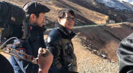 Jackie Chan w nowej roli na kanale National Geographic Gwiazdy, LIFESTYLE - Gwiazdor kina akcji Jackie Chan łączy siły z inżynierem i wynalazcą Arthurem Huangiem. Wspólnie zaprojektowali pierwszą w pełni mobilną maszynę do recyklingu plastiku. ?Jackie Chan ratuje planetę? w sobotę 1 września o godz. 19:00 na kanale National Geographic