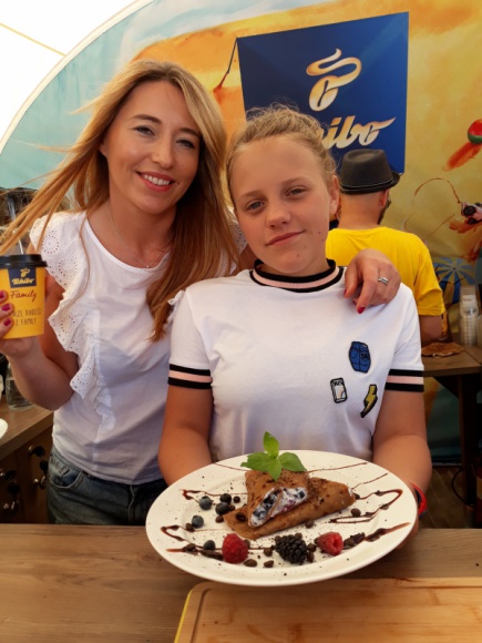 Warsztaty kulinarne z Junior Masterchief Zuzią Bulą w Ustce - relacja z imprezy Gwiazdy, LIFESTYLE - 21 lipca na plaży w Ustce temperatura sięgnęła zenitu i to nie za sprawą słonecznej pogody, ale dzięki płonącym naleśnikom Zuzi Buli. Ta niespełna trzynastoletnia mistrzyni kulinarna wraz z mamą poprowadziły dla plażujących rodzin naukę przyrządzania flambirowanych naleśników
