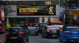 Skuteczna reklama DOOH ? od czego zależy jej sukces? BIZNES, Media i PR - Skuteczna kampania DOOH to taka, która angażuje przechodniów i wywołuje zamierzone reakcje. Jak zatem dotrzeć do adresata i zachęcić go do interakcji z cyfrowym billboardem OOH? Jak wykorzystać potencjał DOOH przy planowaniu strategii marketingowej?