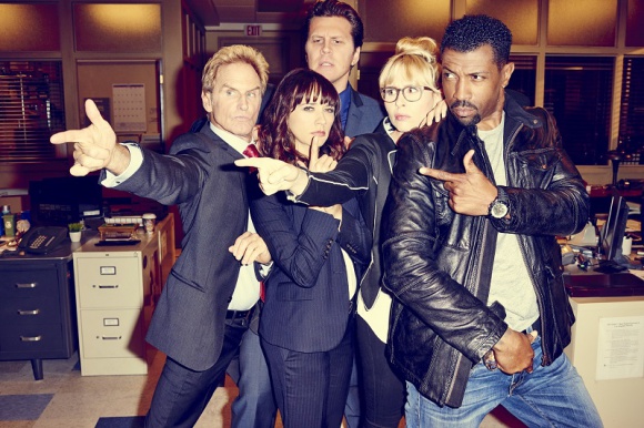 Trzeci sezon serialu ?Angie Tribeca? od sierpnia na TNT Film, LIFESTYLE - Angie Tribeca i jej zespół ekscentrycznych specjalistów od nietypowych spraw kryminalnych z Los Angeles powracają na antenę TNT. Już w sobotę, 4 sierpnia stacja wyświetli premierowe odcinki trzeciego sezonu.