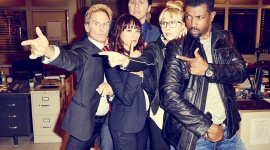 Trzeci sezon serialu ?Angie Tribeca? od sierpnia na TNT Film, LIFESTYLE - Angie Tribeca i jej zespół ekscentrycznych specjalistów od nietypowych spraw kryminalnych z Los Angeles powracają na antenę TNT. Już w sobotę, 4 sierpnia stacja wyświetli premierowe odcinki trzeciego sezonu.