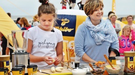 Rodzinne gotowanie z Julką Cymbaluk ? relacja z imprezy Gwiazdy, LIFESTYLE - W sobotę 07 lipca plaża główna w Kołobrzegu zamieniła się na kilka godzin w strefę zdrowia, a to wszystko dzięki Julce Cymbaluk ? zwyciężczyni programu Master chief Junior i jej fit rodzince. Julka poprowadziła warsztaty z przygotowywania pożywnych i zdrowy koktajli śniadaniowych