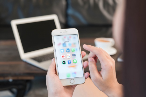Inwestycja w social media, czyli jak stworzyć skuteczne narzędzie sprzedaży BIZNES, Media i PR - 65 proc. użytkowników sprawdza produkt w portalach społecznościowych zanim zdecyduje się na jego zakup. 38 proc. użytkowników korzysta z przycisku ?Kup teraz?, a 61 proc. ocenia, że to przydatna funkcja. Marki rozumieją jak ważnym kanałem sprzedażowym są social media.