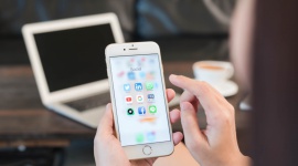 Inwestycja w social media, czyli jak stworzyć skuteczne narzędzie sprzedaży BIZNES, Media i PR - 65 proc. użytkowników sprawdza produkt w portalach społecznościowych zanim zdecyduje się na jego zakup. 38 proc. użytkowników korzysta z przycisku ?Kup teraz?, a 61 proc. ocenia, że to przydatna funkcja. Marki rozumieją jak ważnym kanałem sprzedażowym są social media.