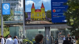 Niepowtarzalne kampanie ? siła cyfrowej reklamy OOH BIZNES, Media i PR - DOOH z roku na rok rozwija się coraz bardziej dynamicznie. Dlaczego tak się dzieje? Cyfrowa reklama zewnętrzna, w porównaniu do tradycyjnej reklamy OOH, posiada nieograniczone możliwości, które sprawiają, że każda realizowana kampania jest wyjątkowa i niepowtarzalna.