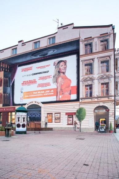 Chodakowska motywuje w wielkim stylu ? dosłownie! BIZNES, Media i PR - Do końca listopada Ewa Chodakowska będzie motywować do działania na jednej z łódzkich ulic. Konkretnie, na muralu, który pojawił się w samym centrum miasta. Ta wyjątkowa realizacja to efekt wspólnej akcji trenerki z marką Adidas Adipower.