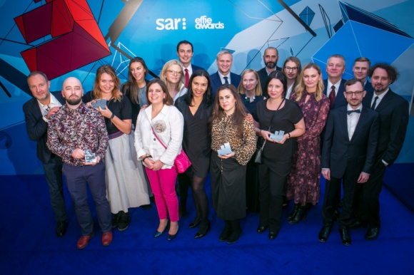 Nestlé Polska S. A. otrzymało Effie Awards za trzy kampanie marketingowe BIZNES, Media i PR - Po raz kolejny kampanie marketingowe marek należących do Nestlé Polska S. A. zostały wyróżnione w prestiżowym konkursie Effie Awards. Tym razem firma otrzymała nagrody dla marki Winiary: ?Winiary, Tu się Gotuje? oraz ?Sprawdzam?, a także ?Innowacja Precious? w kampanii Maggi?.