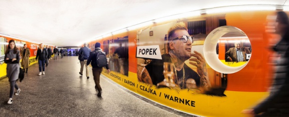 Synergic: kampania promująca program ?Drunk History ? Pół litra historii? BIZNES, Media i PR - Synergic realizuje kolejną kampanię dla Comedy Central, z wykorzystaniem ciekawych miejskich nośników reklamowych.