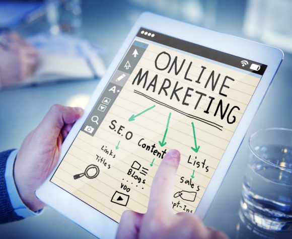 Siła personalizacji w digital marketingu BIZNES, Media i PR - W personalizacji chodzi o to, aby klienci czuli się związani z marką, która tworzy przekaz dopasowany do ich potrzeb, nie naruszając przy tym ich prywatności. Głównym celem spersonalizowanego marketingu jest dopasowanie do danej osoby właściwego produktu w odpowiednim czasie.