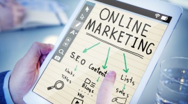 Siła personalizacji w digital marketingu BIZNES, Media i PR - W personalizacji chodzi o to, aby klienci czuli się związani z marką, która tworzy przekaz dopasowany do ich potrzeb, nie naruszając przy tym ich prywatności. Głównym celem spersonalizowanego marketingu jest dopasowanie do danej osoby właściwego produktu w odpowiednim czasie.
