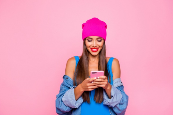 Influencer marketing ? skuteczny sposób sprzedaży BIZNES, Media i PR - Stwierdzenie, że influencerzy rządzą internetem, nie podlega dziś dyskusji. Według agencji Newspoint już dla ponad 70% odbiorców treści tworzone przez blogerów są pierwszym źródłem informacji o produktach. Za dwa lata ten rynek może być warty nawet 10 miliardów dolarów.