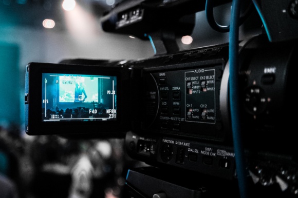 5 książek, których ekranizacje zobaczymy w 2019 Film, LIFESTYLE - Coraz częściej w kinach możemy zobaczyć ekranizacje znanych książek, najczęściej tych, które okrzyknięto mianem bestsellera. Przedstawiamy 5 pozycji książkowych, które w tym roku będziemy mogli zobaczyć na dużym ekranie.