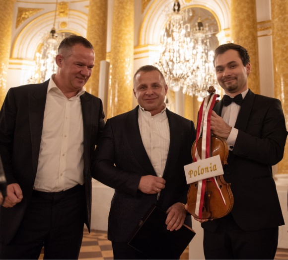Janusz Wawrowski i skrzypce Stradivariusa w Elbląskiej Orkiestrze Kameralnej! BIZNES, Kultura - Polski wirtuoz wystąpił wspólnie z Elbląską Orkiestrą Kameralną. Tutejsza publiczność miała okazję po raz pierwszy w historii usłyszeć cenne skrzypce Stradivariusa w naszym regionie. Koncert zakończyły potrójne bisy oraz owacja na stojąco.