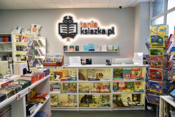 Najpopularniejsi polscy pisarze ? sprawdź, kogo warto czytać! Książka, LIFESTYLE - Zdobywają szczyty list bestsellerów, są wydawani w wielu krajach, zgarniają prestiżowe nagrody, a ich książki stają się kanwą dla scenariuszy filmów i seriali. Zobacz, którzy polscy autorzy cieszą się dzisiaj największą popularnością.