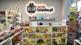 Najpopularniejsi polscy pisarze ? sprawdź, kogo warto czytać! Książka, LIFESTYLE - Zdobywają szczyty list bestsellerów, są wydawani w wielu krajach, zgarniają prestiżowe nagrody, a ich książki stają się kanwą dla scenariuszy filmów i seriali. Zobacz, którzy polscy autorzy cieszą się dzisiaj największą popularnością.