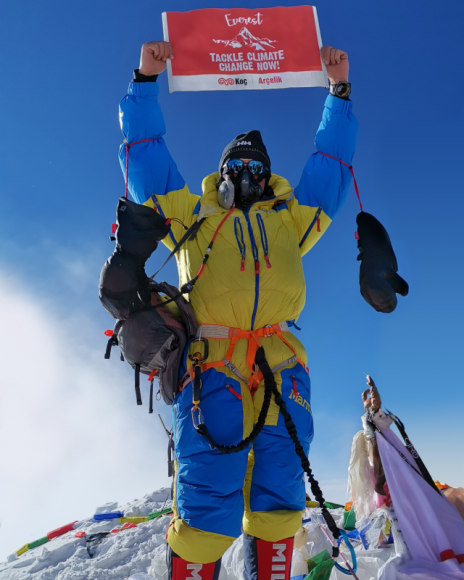 CEO koncernu Arçelik zdobywa Everest, by zwrócić uwagę na zmiany klimatyczne BIZNES, Media i PR - 23 maja Hakan Bulgurlu zdobył Mount Everest ? najwyższy szczyt Ziemi. Himalaista na co dzień pełni funkcję CEO Arçelik ? koncernu, do którego należą znane na polskim rynku marki Beko oraz Grundig.