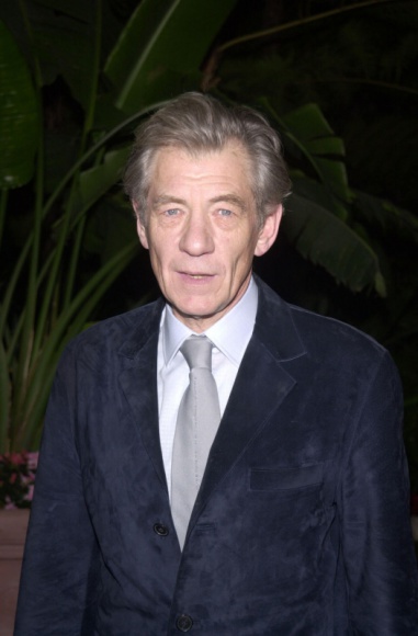 Filmowy Gandalf Ian McKellan obchodzi 80. urodziny Książka, LIFESTYLE - W najbliższą sobotę 80. urodziny obchodzi jeden z głównych bohaterów najpopularniejszego dzieła fantasy ?Władcy Pierścieni? ? Ian McKellan. Z okazji kolejnych urodzin artysty przedstawiamy jego sylwetkę i kilka ciekawostek z życia.