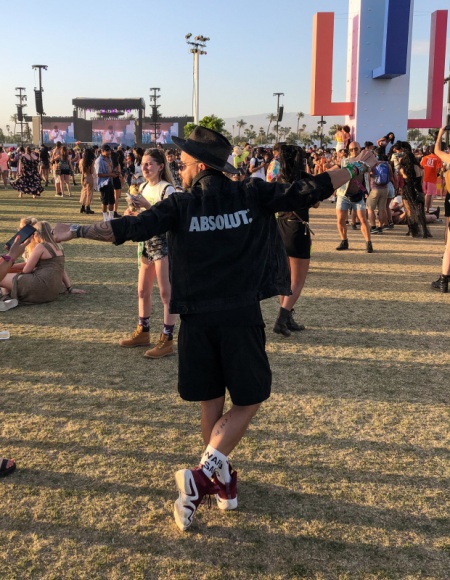 MICHAŁ PIRÓG NA COACHELLA 2019 Gwiazdy, LIFESTYLE - Za nami Coachella 2019, czyli największe święto muzyki, skupiające tysiące osób z całego świata! W słonecznej Kalifornii, wśród festiwalowiczów, bawili się również nasi rodacy ? na czele z popularnym tancerzem Michałem Pirógiem i zwycięzcami konkursu marki Absolut.