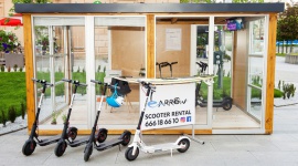 Galeria Krakowska z wypożyczalnią hulajnóg elektrycznych BIZNES, Media i PR - Galeria Krakowska rozwija usługi przyjazne ekologii. Do stacji ładowania pojazdów elektrycznych i stacji rowerów miejskich dołączyła wypożyczalnia hulajnóg elektrycznych.