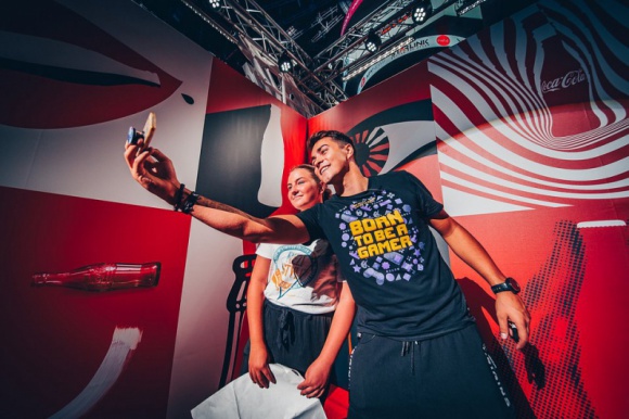 MeetUp?, czyli święto twórców internetowych oraz ich fanów Gwiazdy, LIFESTYLE - Najpopularniejsze gwiazdy internetu i tysiące fanów. Spotkania ze sławnymi influencerami cieszą się ogromnym zainteresowaniem wśród młodzieży na całym świecie.