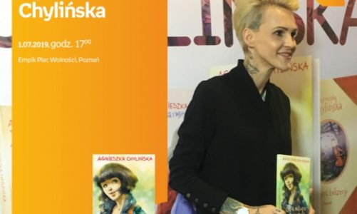 Agnieszka Chylińska z książką ?Zezia, miłość i bunt na statku? w salonie Empik P