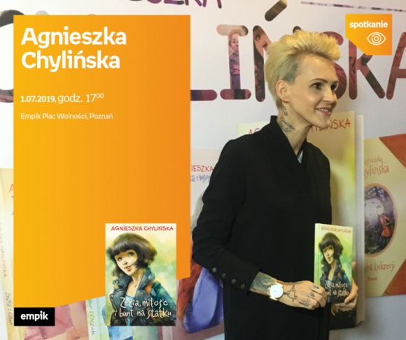 Agnieszka Chylińska z książką ?Zezia, miłość i bunt na statku? w salonie Empik P