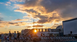 Sierpniowe wieczory w ?Kinie nad miastem? Film, LIFESTYLE - Centrum Handlowe Avenida zaprasza na kontynuację lipcowego ?Kina nad miastem? pod gołym niebem. Sierpniowy repertuar zapewni wieczory w gwiazdorskim towarzystwie.