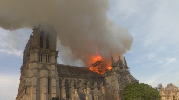 National Geographic pokaże walkę o uratowanie katedry Notre Dame Film, LIFESTYLE - Godzinny dokument specjalny minuta po minucie prześledzi wydarzenia z 15 kwietnia tego roku ? błyskawiczne rozprzestrzenianie się pożaru w kolejnych częściach Notre Dame i dramatyczną akcję, w której paryscy strażacy ryzykowali życie, aby ocalić katedrę o 856-letniej historii.