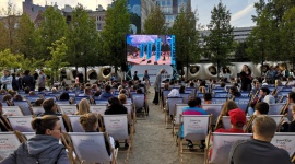Finał kina letniego na placu Europejskim Film, LIFESTYLE - Ostatni tydzień funkcjonowania kina letniego w tym roku to okazja do obejrzenia produkcji filmowych docenionych przez krytyków i widzów na całym świecie. Ghelamco Poland wraz z partnerami wydarzenia ma przyjemność zaprosić na: ?Life, Animated?, ?Kształt wody? oraz ?Jaskiniowca?.