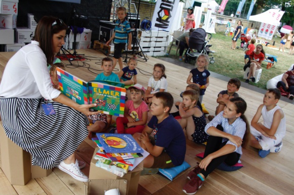 W Szczebrzeszynie dzieci szukają języka polskiego w trzcinie Książka, LIFESTYLE - Na Festiwalu Stolica Języka Polskiego w Szczebrzeszynie dzieci mogą wziąć udział w bajkoterapii prowadzonej przez wolontariuszy Alior Banku i Fundację Zaczytani.org, a rodzice ? dowiedzieć się więcej o bajkoterapii na specjalnych warsztatach.