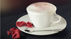 CAPUCCINO U TIFFANY?EGO W STREFIE NESPRESSO FPFF W GDYNI 2019 Film, LIFESTYLE - Nespresso jest idealną kawą do rozmów o filmie, dlatego podczas FPFF w Gdyni w Teatrze Muzycznym została przygotowana specjalna Strefa Nespresso dla gości, którzy nie wyobrażają sobie dnia bez mocnego espresso lub aromatycznego latte.