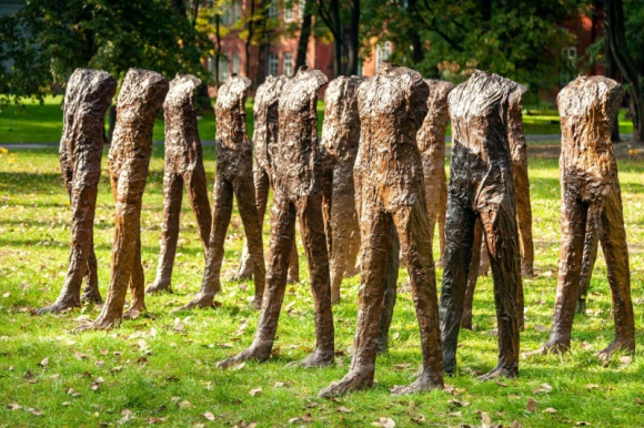 Rzeźba za 10 milionów Magdaleny Abakanowicz z kolekcji Robina Williamsa BIZNES, Kultura - 10 milionów złotych ? po raz pierwszy dzieło sztuki w Polsce może osiągnąć tak wysoką cenę. Instalacja ?Caminando?, na którą składa się dwadzieścia rzeźb Magdaleny Abakanowicz pochodzi z kolekcji Robina Williamsa, zmarłego tragicznie pięć lat temu słynnego aktora.