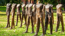 Rzeźba za 10 milionów Magdaleny Abakanowicz z kolekcji Robina Williamsa BIZNES, Kultura - 10 milionów złotych ? po raz pierwszy dzieło sztuki w Polsce może osiągnąć tak wysoką cenę. Instalacja ?Caminando?, na którą składa się dwadzieścia rzeźb Magdaleny Abakanowicz pochodzi z kolekcji Robina Williamsa, zmarłego tragicznie pięć lat temu słynnego aktora.
