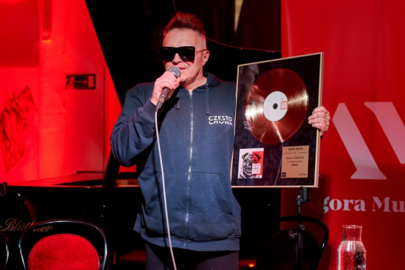 Muniek Staszczyk z nowym albumem w ramach ?Piątków z Nową Muzyką? Gwiazdy, LIFESTYLE - 15 października gościem warszawskiego Studio U22 był legendarny muzyk autor tekstów i wokalista ? Muniek Staszczyk. Podczas spotkana artysta odpowiedział na pytania dziennikarzy oraz zaprezentował swój najnowszy solowy album ? ?Syn Miasta?.