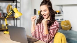 Smartney startuje z kampanią TV BIZNES, Media i PR - Smartney startuje ze swoją pierwszą kampanią telewizyjną #MożeszMądrzej.
