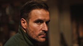 Ballantine?s prezentuje trzecią odsłonę Kropli Prawdy! Film, LIFESTYLE - Fani seriali nie będą zawiedzeni! Ballantine?s prezentuje kolejną odsłonę Kropli Prawdy, tym razem z Piotrem Stramowskim oraz Krzysztof Czeczotem w rolach głównych. Premiera serialu odbyła się 7 listopada w klimatycznym Pałacu Szustra w Warszawie.