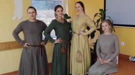 Wolontariusze Ikano Banku z lekcją historii w domu kultury BIZNES, Kultura - ?Gdzie znajduje się najbliższy zamek?? to jedno z pytań, na jakie odpowiadali uczestnicy zabawy w średniowiecznym klimacie. Przygotowali ją i przeprowadzili młodzi ludzie zafascynowani historią, którzy na co dzień pracują w IKEA Bydgoszcz i polskim oddziale Ikano Banku.