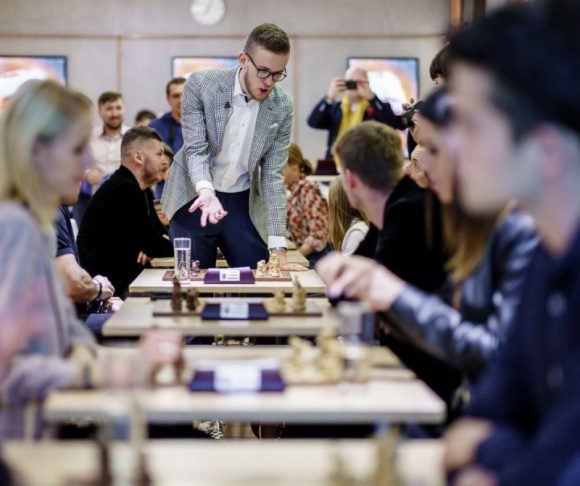 PO RAZ PIERWSZY W POLSCE ?SZACHOWE MISTRZOSTWA GWIAZD! Gwiazdy, LIFESTYLE - Dnia 27 listopada 2019 r. na PGE Narodowym w Warszawie odbyły się Szachowe Mistrzostwa Gwiazd! To pierwsza taka impreza, podczas której osoby znane z polskiego show-biznesu miały okazję zmierzyć się przy szachownicy pod okiem pasjonata szachów, Michała Kanarkiewicza!